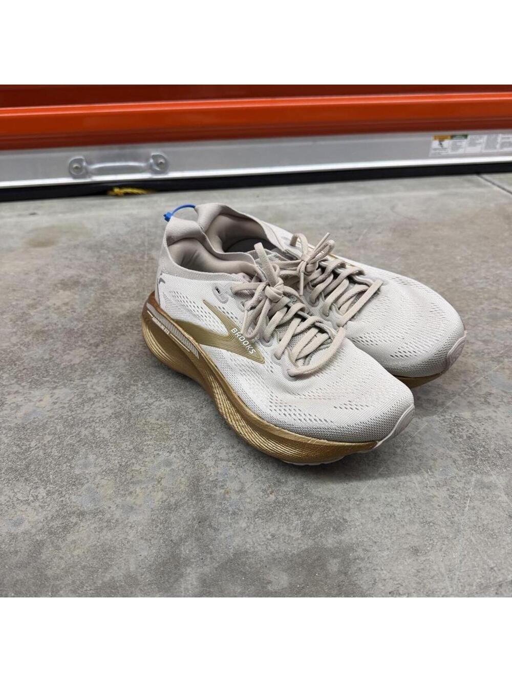 brooks adrenaline gts 25 white and gold running shoes size 8 WOMENS